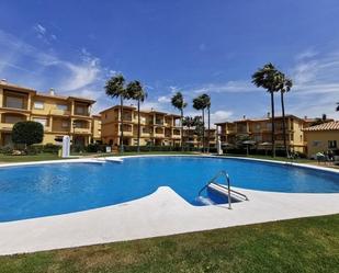 Piscina de Apartament en venda en Chiclana de la Frontera amb Aire condicionat, Jardí privat i Parquet