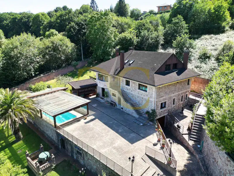 Vista exterior de Casa o xalet en venda en Oviedo  amb Calefacció, Jardí privat i Terrassa