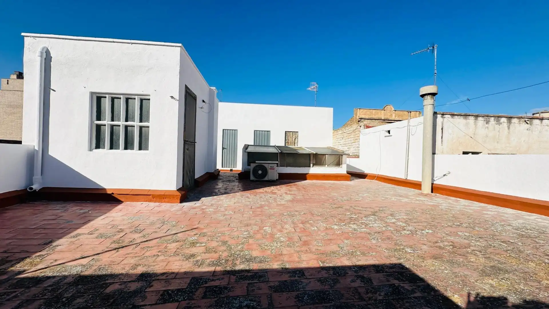 Vista exterior de Casa o xalet en venda en Amposta amb Aire condicionat, Calefacció i Moblat