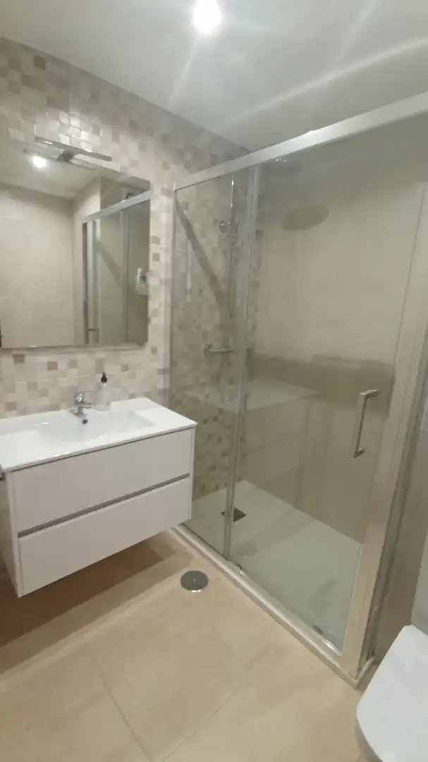 Bathroom of Flat for rent in Pontevedra Capital   with Heating, Furnished and Oven