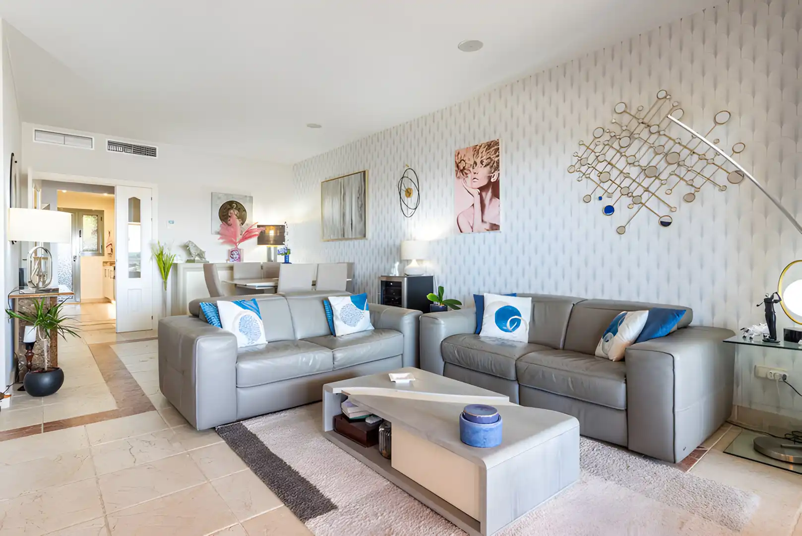 Sala d'estar de Apartament en venda en Estepona amb Aire condicionat, Terrassa i Traster