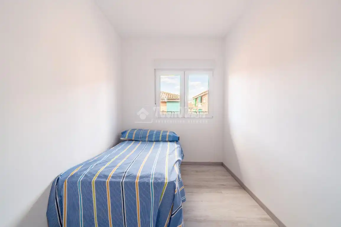 Bedroom of Flat for sale in Granada  with Air Conditioner, Heating and Terrace
