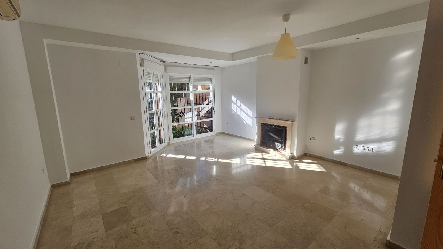 Living room of Single-family semi-detached to rent in Mairena del Aljarafe  with Air Conditioner