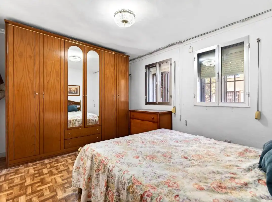 Habitación de Planta baja en venta en Madrid con Calefacción