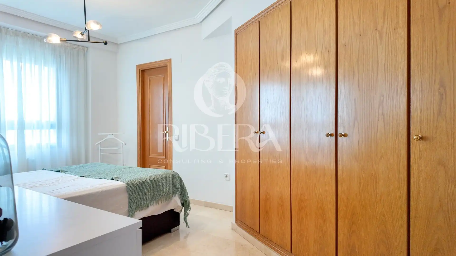 Schlafzimmer von Wohnung zur Miete in Valencia mit Klimaanlage, Heizung und Terrasse