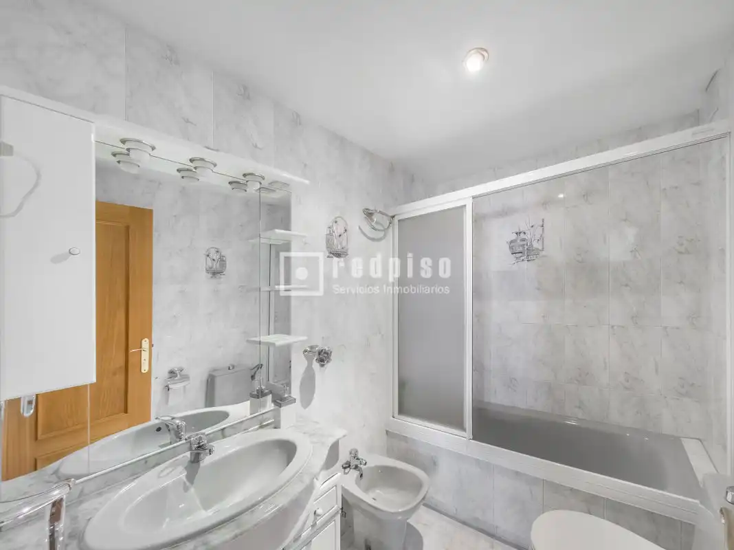 Baño de Piso en venta en Alcorcón con Aire acondicionado, Calefacción y Jardín privado