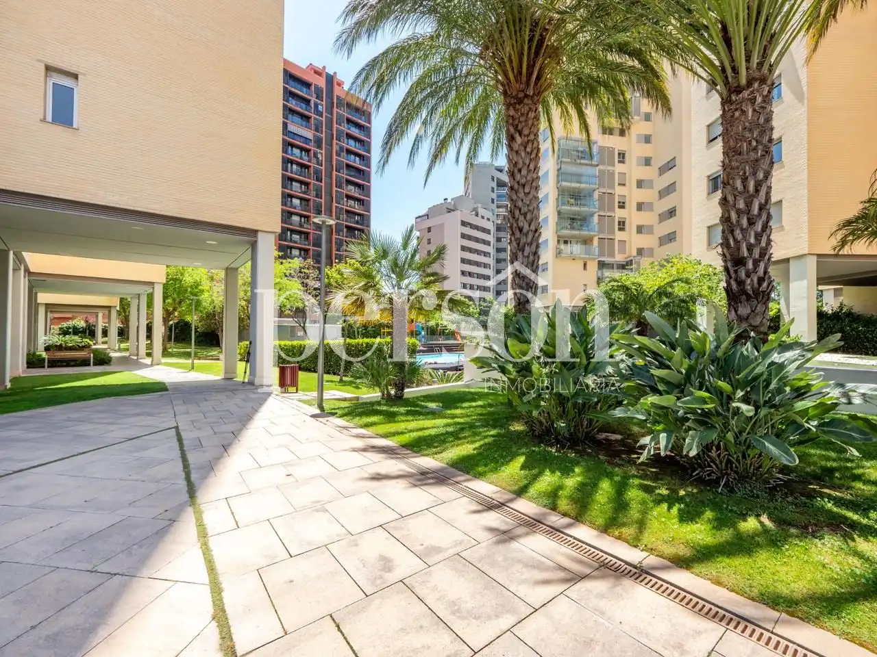 Exterior view of Flat for rent in Valencia  with Air Conditioner, Balcony and Community pool