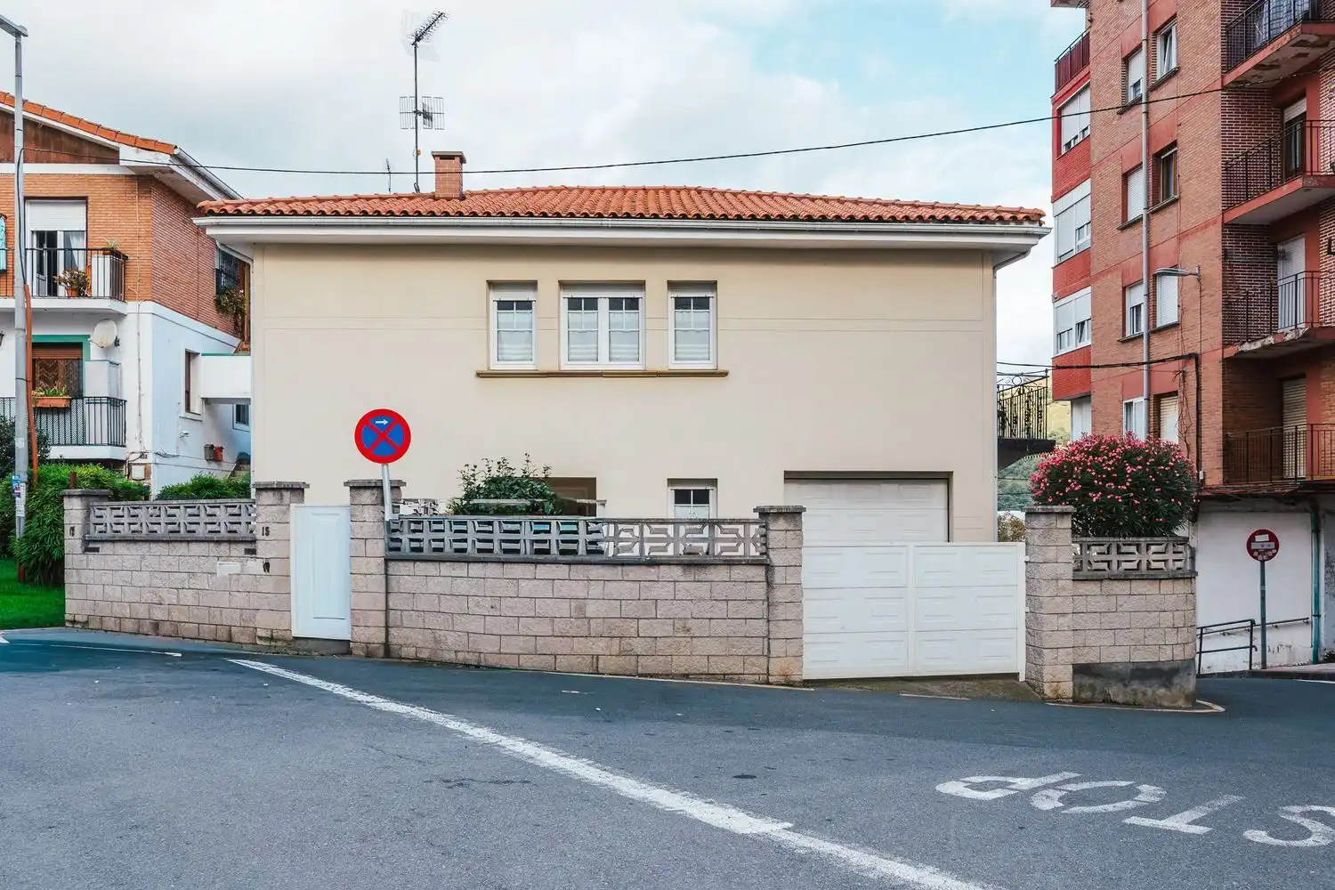 Außenansicht von Country house zum Verkauf in Muskiz mit Privatgarten, Terrasse und Balkon