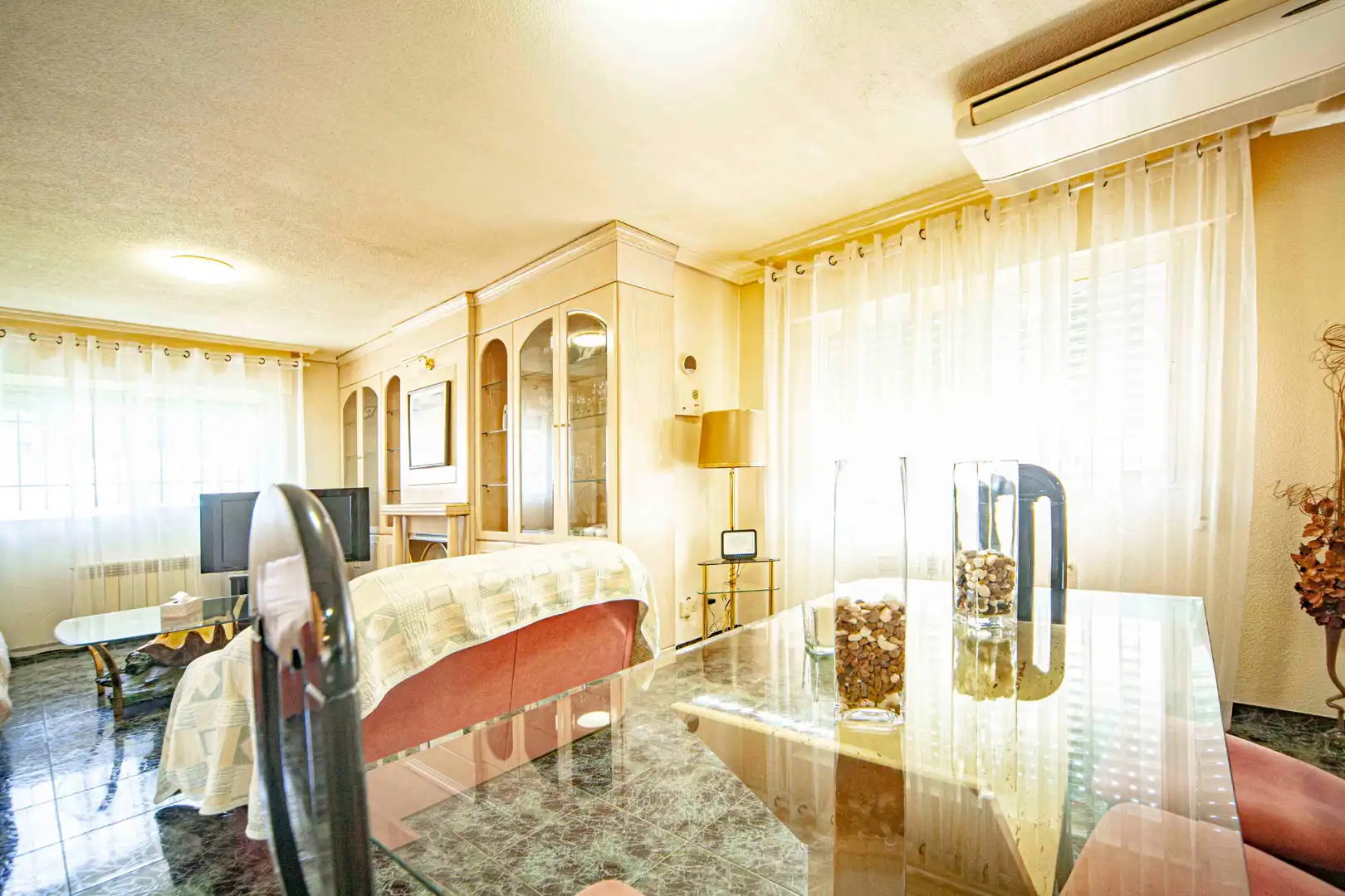 Sala d'estar de Casa o xalet en venda en Sevilla la Nueva amb Aire condicionat, Calefacció i Jardí privat