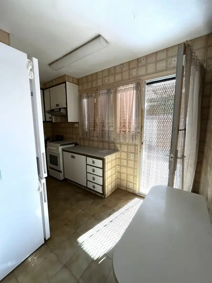 Küche von Einfamilien-Reihenhaus zum Verkauf in Salt mit Heizung und Terrasse