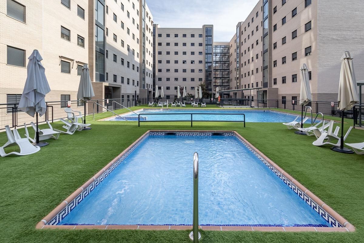 Schwimmbecken von Wohnung zum Verkauf in  Granada Capital mit Heizung, Terrasse und Abstellraum