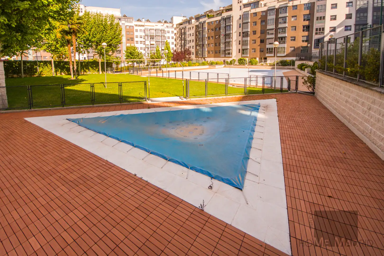 Swimming pool of Flat for sale in Madrid  with Air Conditioner, Heating and Storage room