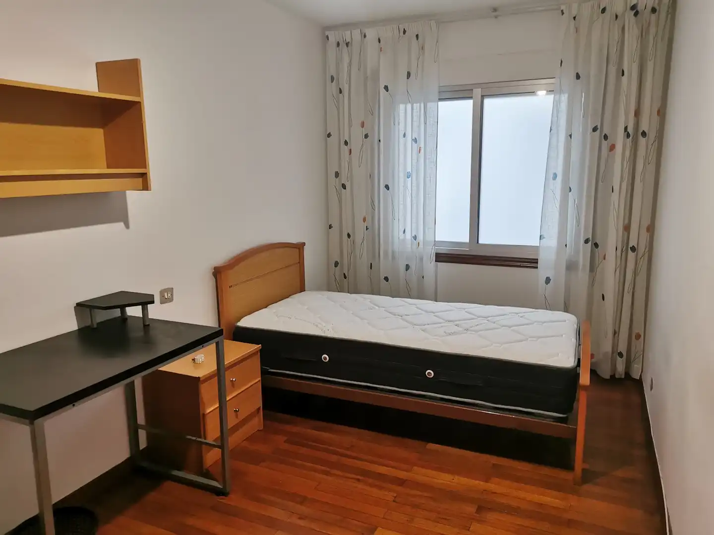 Schlafzimmer von Wohnung zur Miete in Santiago de Compostela  mit Heizung und Möbliert