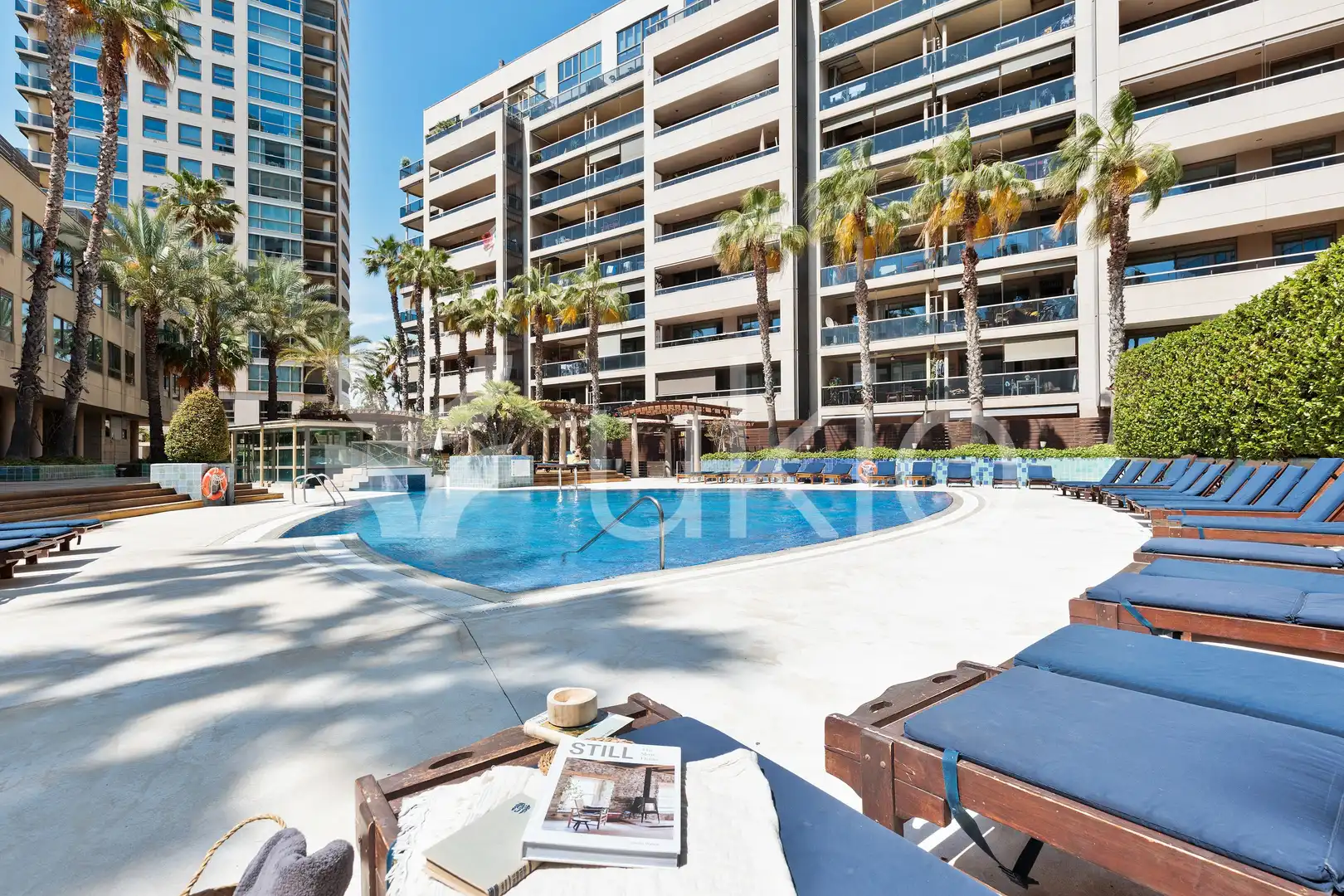 Piscina de Apartament de lloguer en Barcelona amb Aire condicionat, Calefacció i Terrassa