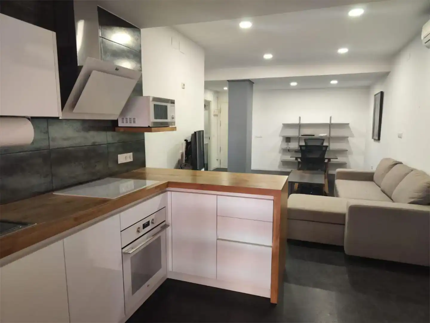 Cuina de Apartament de lloguer en Torremolinos amb Aire condicionat i Piscina