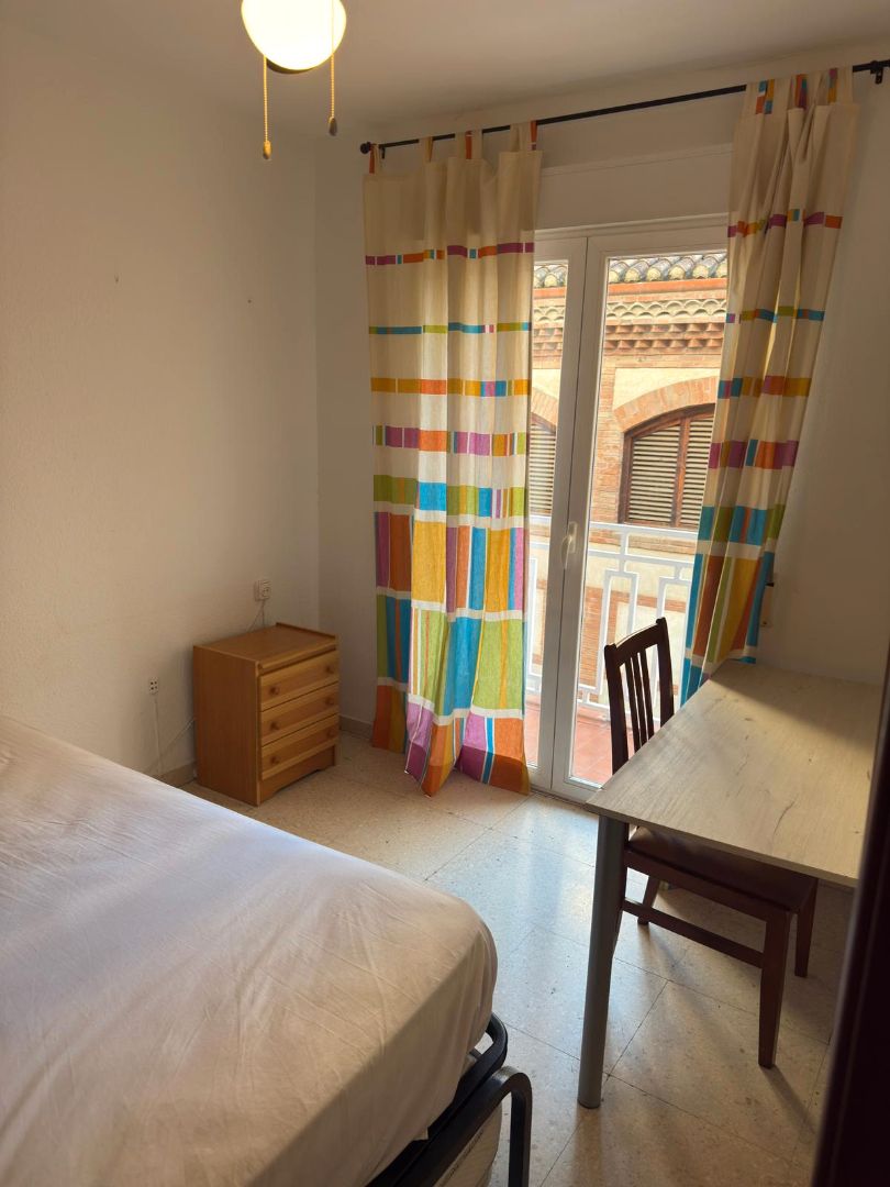 Dormitori de Pis en venda en  Granada Capital amb Aire condicionat, Moblat i Forn