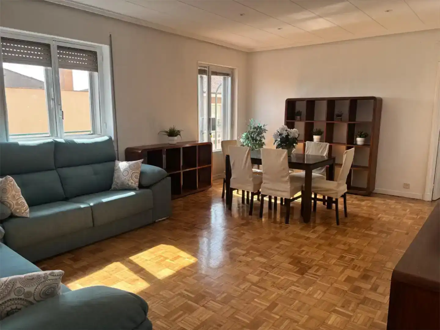 Sala d'estar de Pis de lloguer en Ávila amb Parquet, Moblat i Balcó