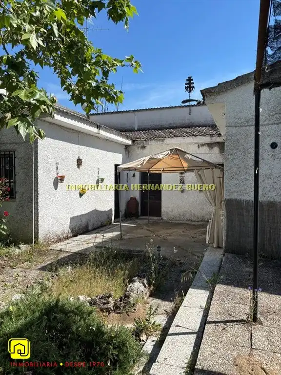 Vista exterior de Casa o xalet en venda en Alba de Tormes amb Jardí privat i Piscina