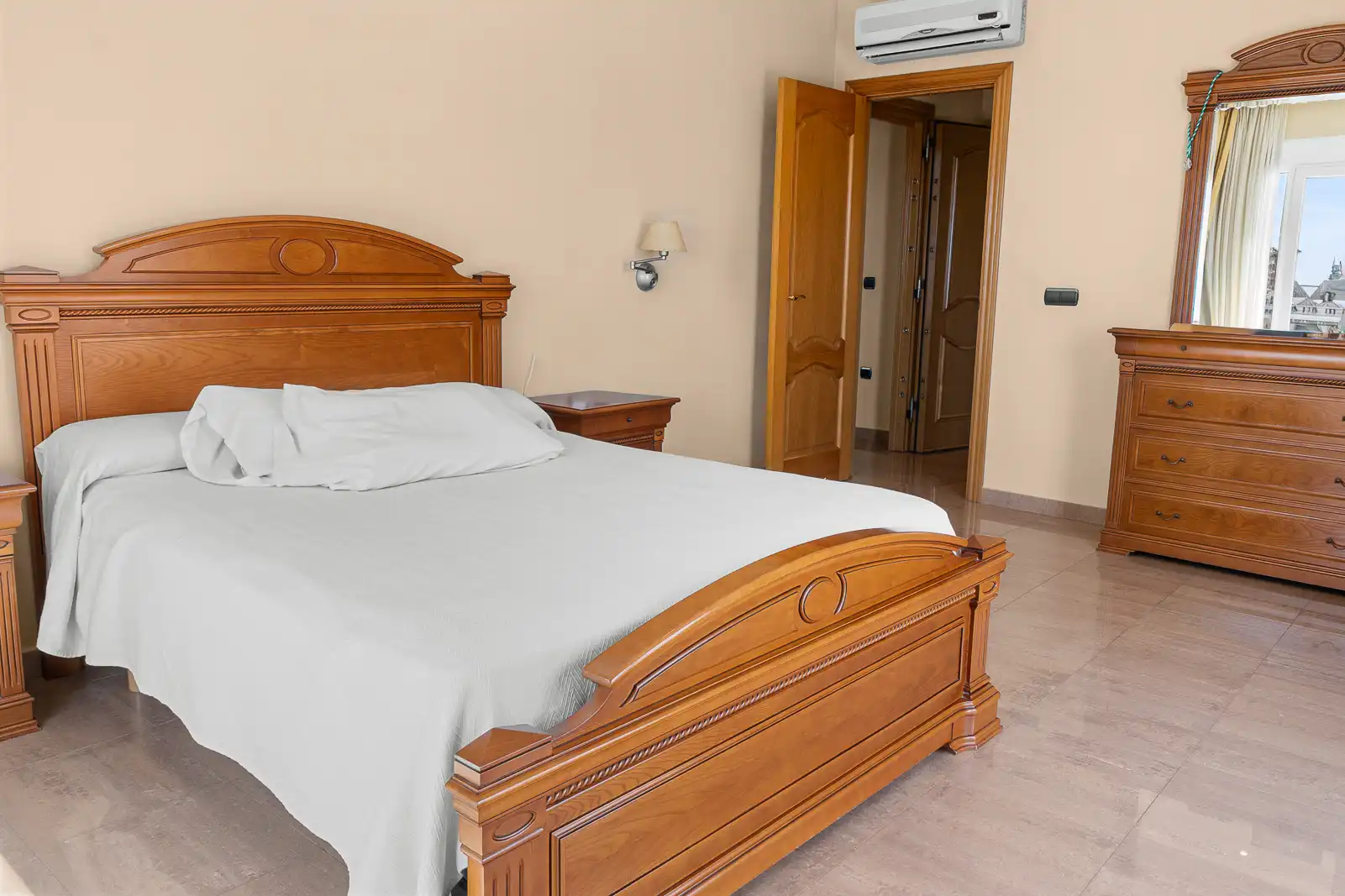 Dormitori de Casa o xalet en venda en Benalmádena amb Aire condicionat, Jardí privat i Piscina