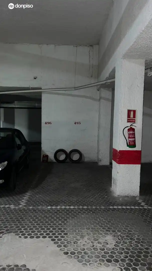 Parkplatz von Erdgeschoss zum Verkauf in Granada mit Klimaanlage, Privatgarten und Möbliert