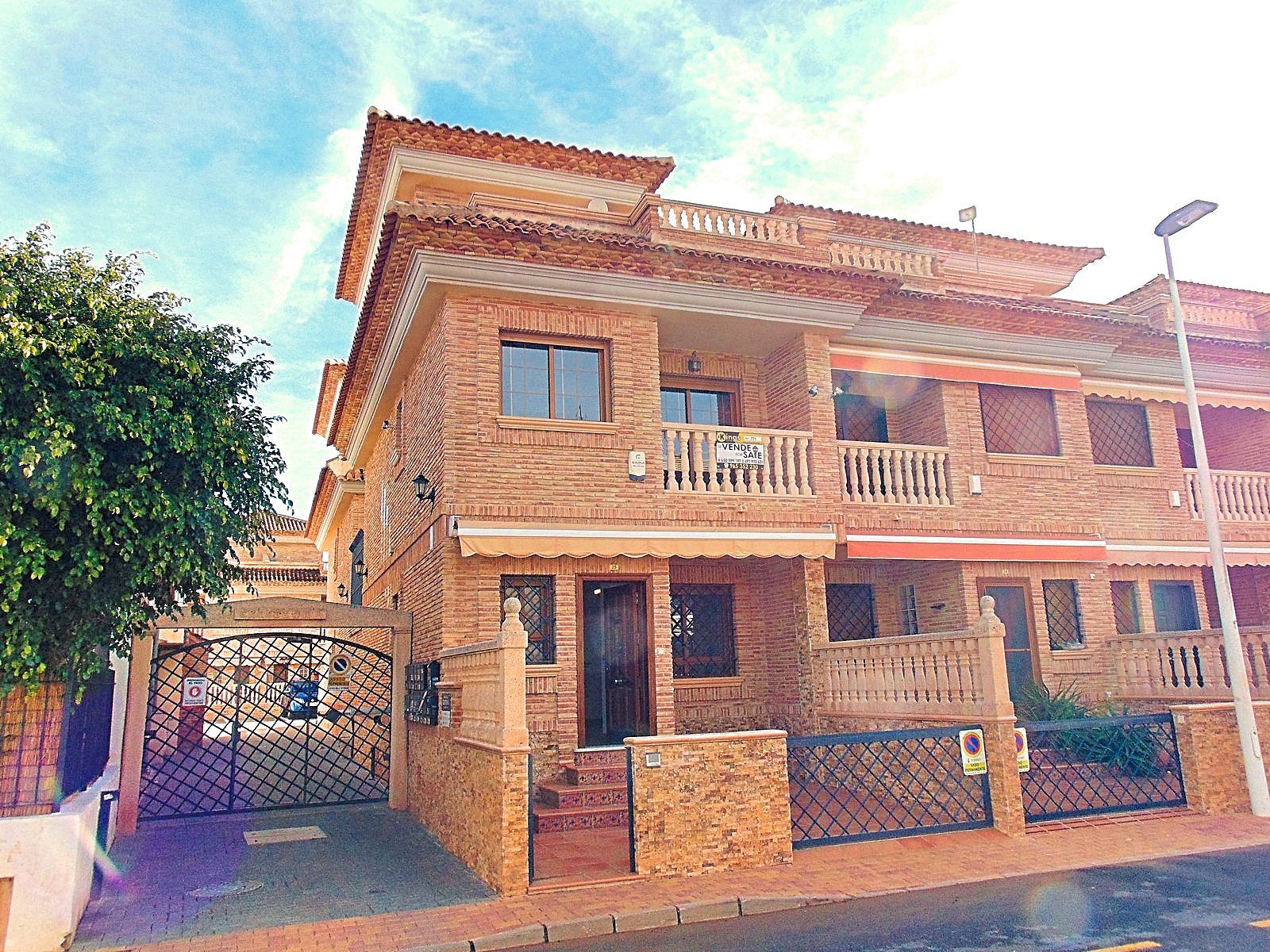 Vista exterior de Casa adosada en venda en San Pedro del Pinatar amb Terrassa, Balcó i Alarma