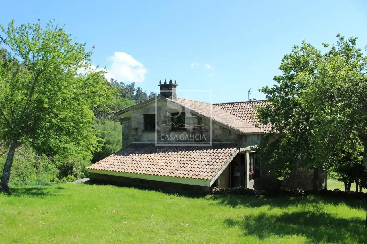Außenansicht von Country house zum Verkauf in A Lama   mit Privatgarten