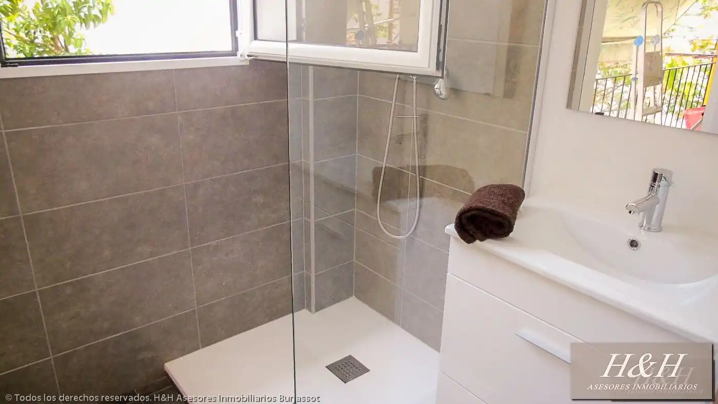 Baño de Piso para compartir en Burjassot con Aire acondicionado, Amueblado y Balcón