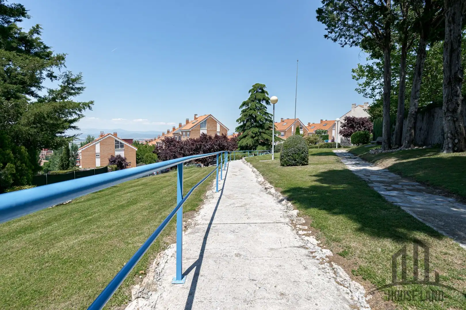 Vista exterior de Casa adosada en venda en Algete amb Calefacció, Traster i Piscina comunitària