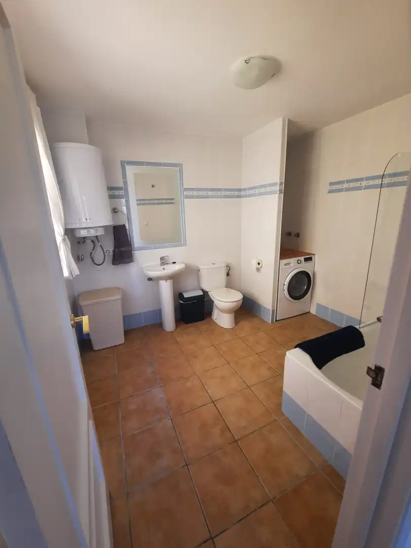 Baño de Casa adosada de alquiler en La Línea de la Concepción con Jardín privado, Amueblado y Piscina comunitaria