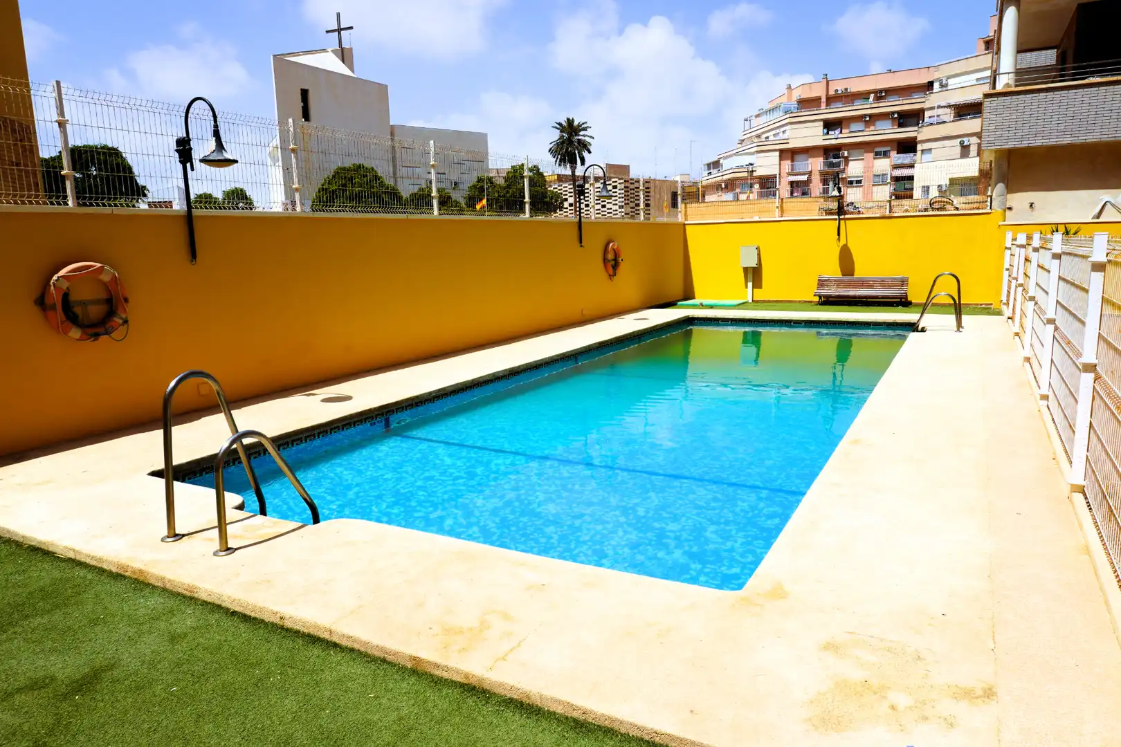 Piscina de Pis en venda en Roquetas de Mar amb Aire condicionat, Terrassa i Moblat