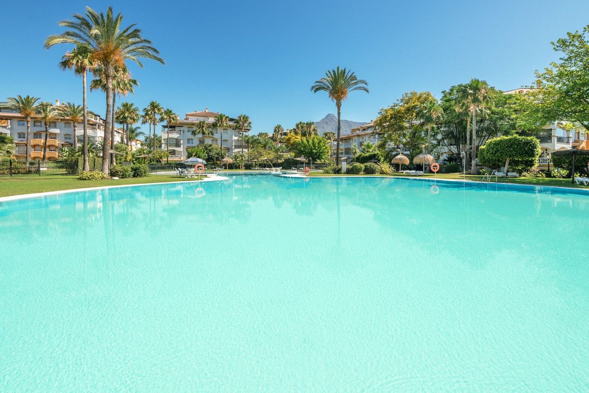Piscina de Apartament en venda en Marbella amb Aire condicionat, Terrassa i Moblat