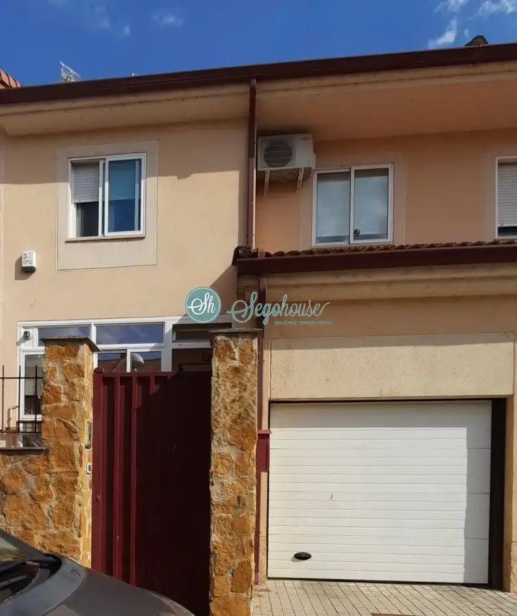 Vista exterior de Casa o xalet en venda en La Lastrilla  amb Aire condicionat, Calefacció i Terrassa