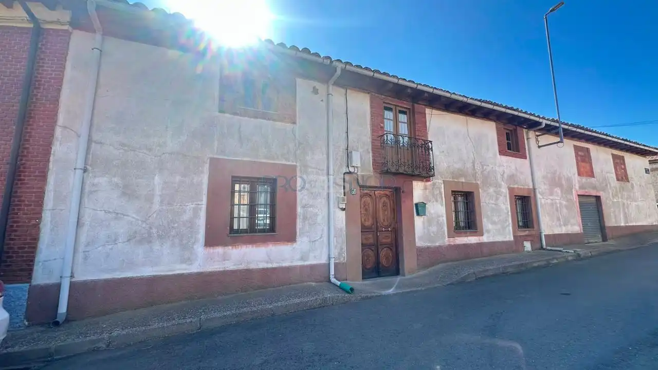 Vista exterior de Finca rústica en venda en Chozas de Abajo amb Calefacció, Jardí privat i Moblat