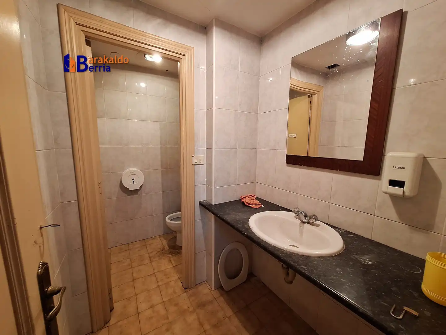 Badezimmer von Fabrikhallen zur Miete in Portugalete