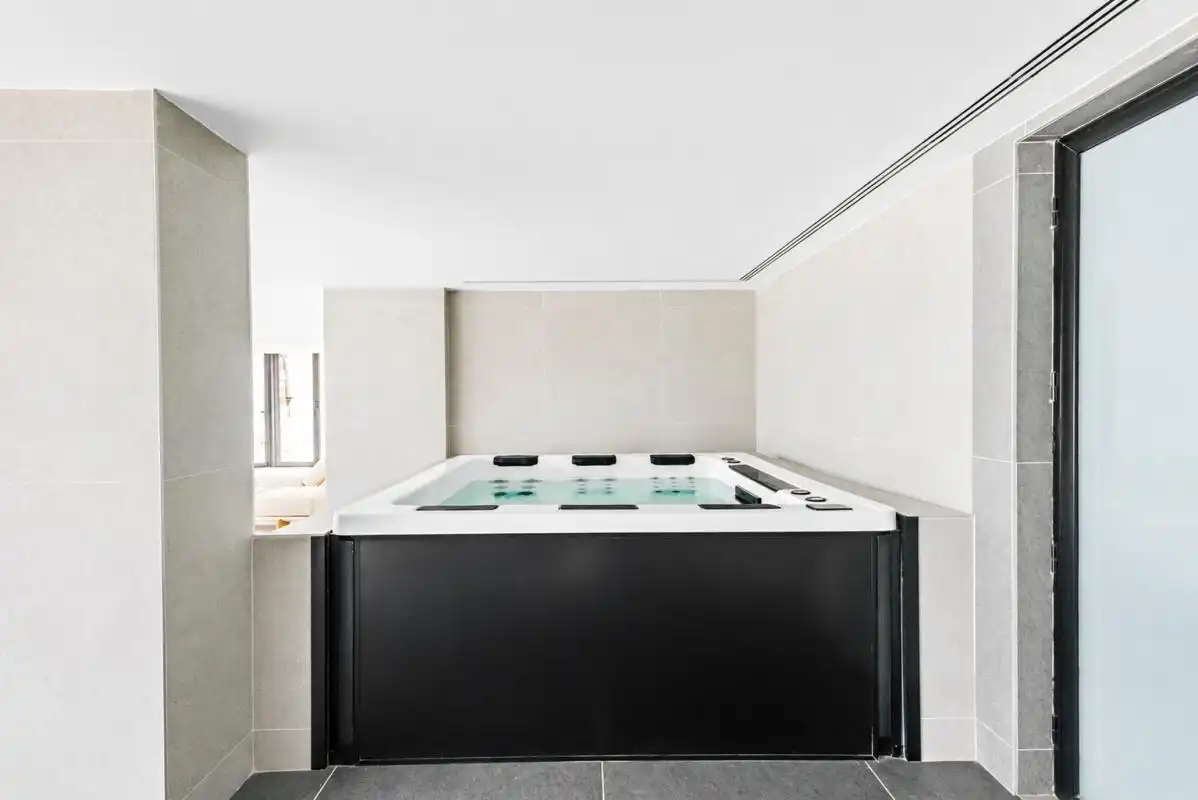 Badezimmer von Erdgeschoss zum Verkauf in Fuengirola mit Heizung, Terrasse und Abstellraum