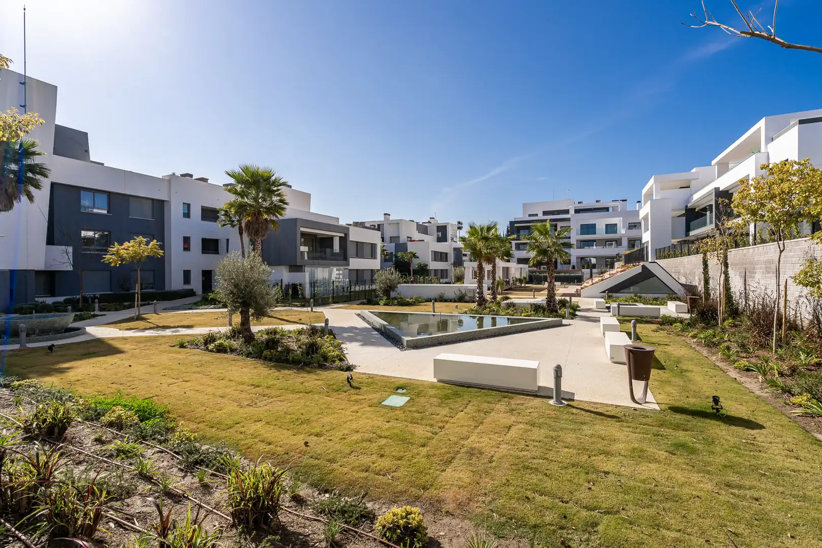 Außenansicht von Erdgeschoss zum Verkauf in Estepona mit Klimaanlage, Terrasse und Schwimmbad
