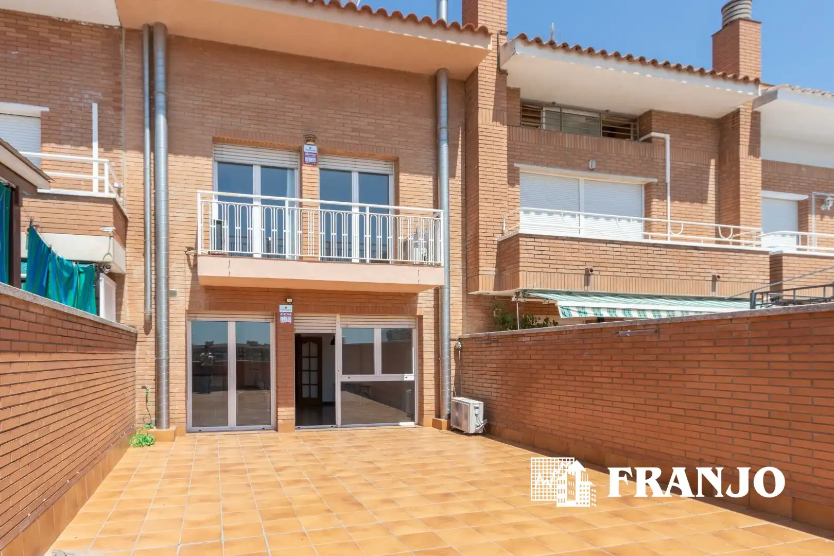 Außenansicht von Einfamilien-Reihenhaus zum Verkauf in Barberà del Vallès mit Klimaanlage, Heizung und Terrasse