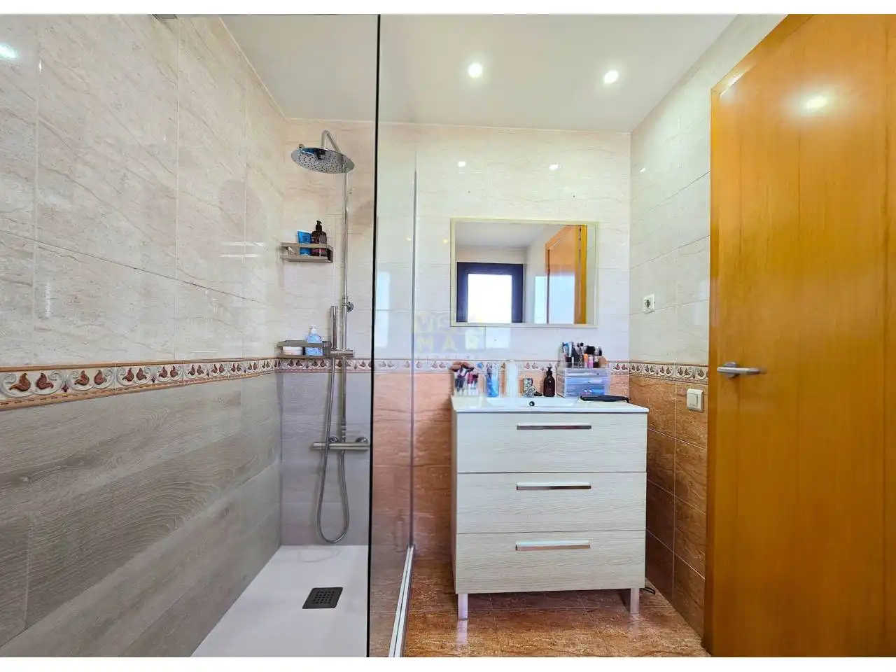 Baño de Casa adosada en venta en Vilanova i la Geltrú con Aire acondicionado, Calefacción y Jardín privado