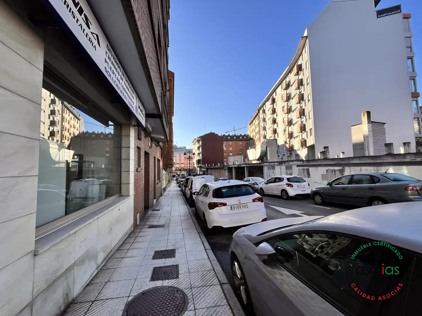 Vista exterior de Local en venta en Oviedo 