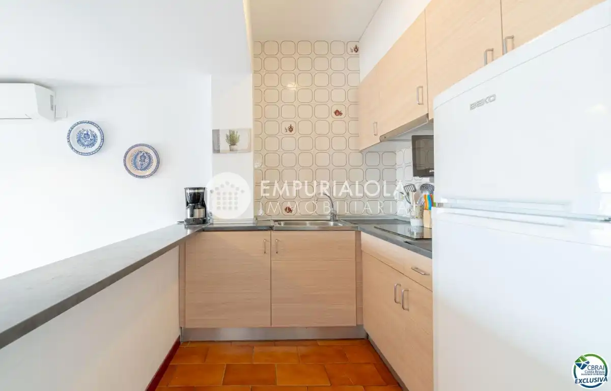 Cuina de Apartament en venda en Empuriabrava amb Aire condicionat, Piscina i Moblat