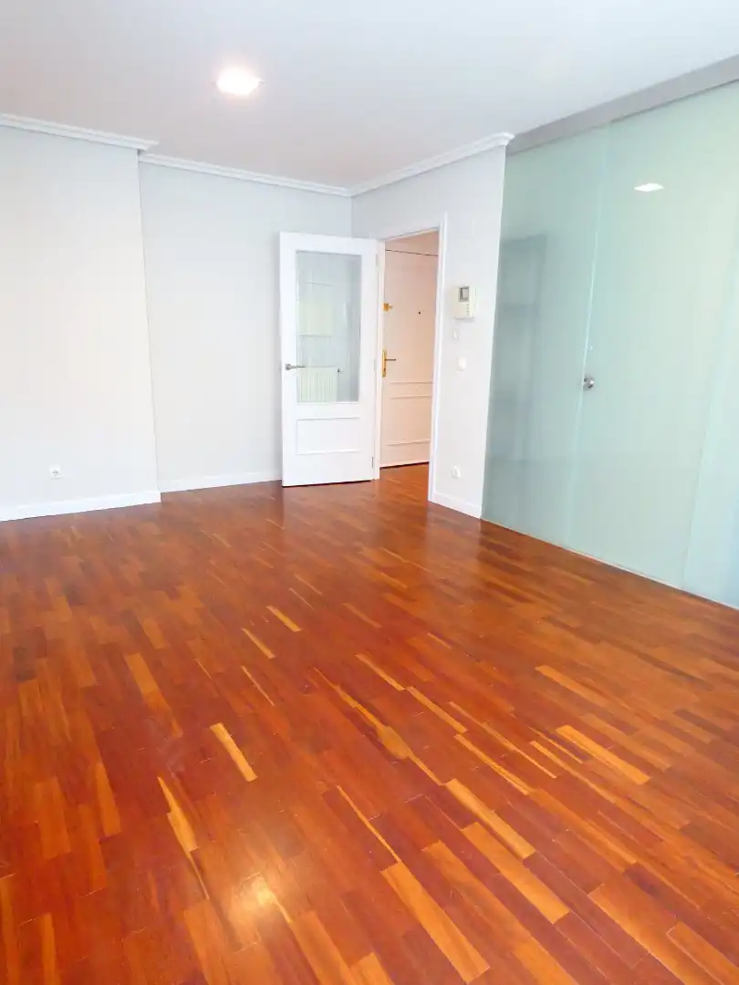 Sala d'estar de Apartament en venda en Bilbao  amb Calefacció, Parquet i Traster