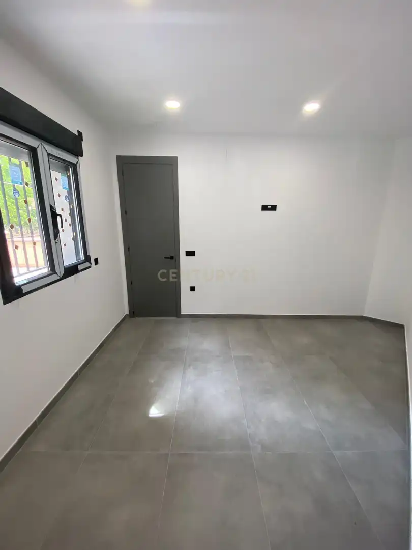 Flat for sale in Granada  with Air Conditioner and Swimming Pool