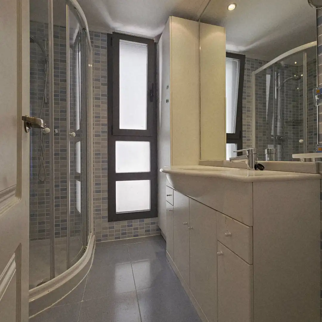 Bathroom of Flat for rent in Madrid  with Air Conditioner, Heating and Terrace