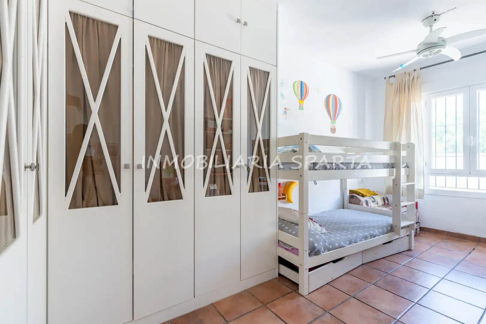 Habitación de Casa adosada en venta en Gelves con Terraza, Horno y Lavadora