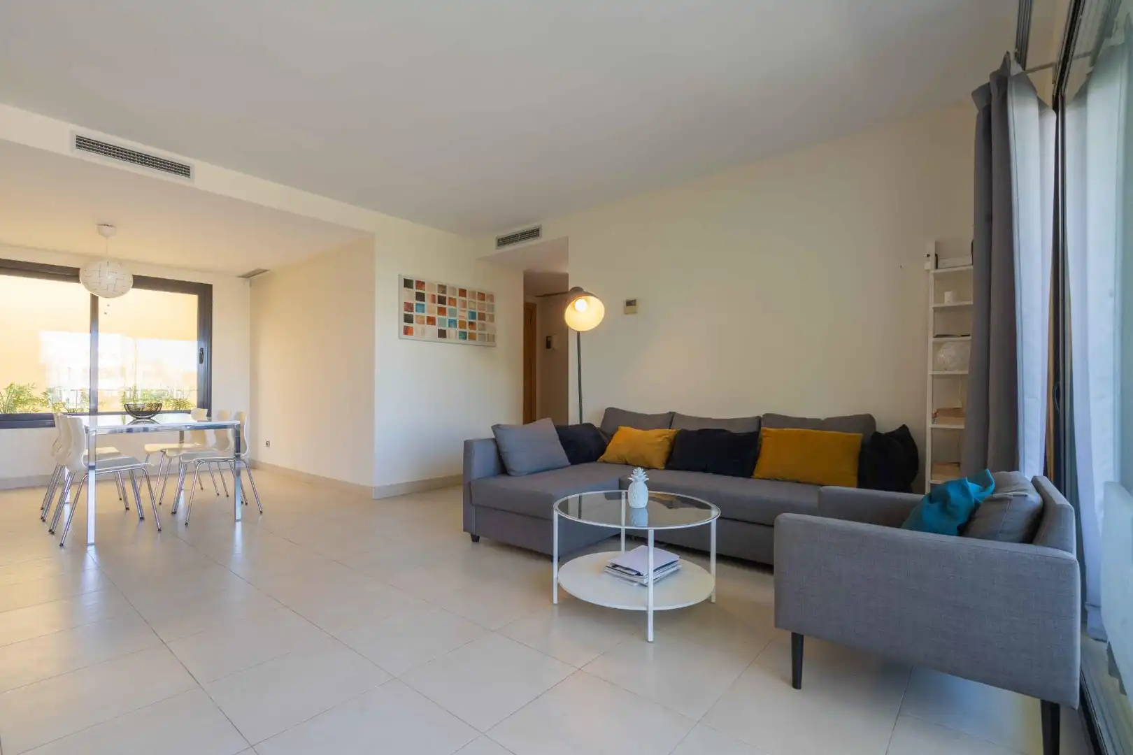 Sala d'estar de Apartament en venda en Marbella amb Aire condicionat, Calefacció i Jardí privat