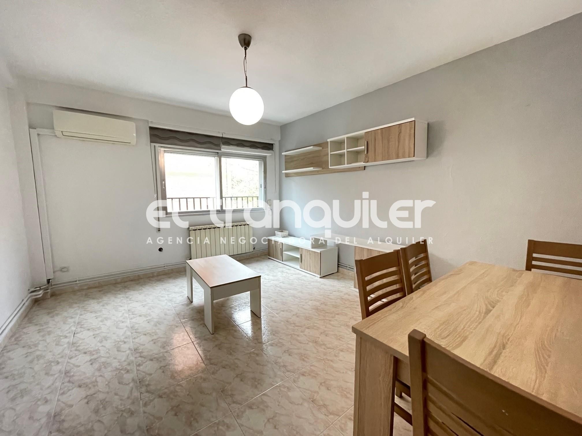 Sala de estar de Piso de alquiler en  Madrid Capital con Aire acondicionado, Parquet y Amueblado