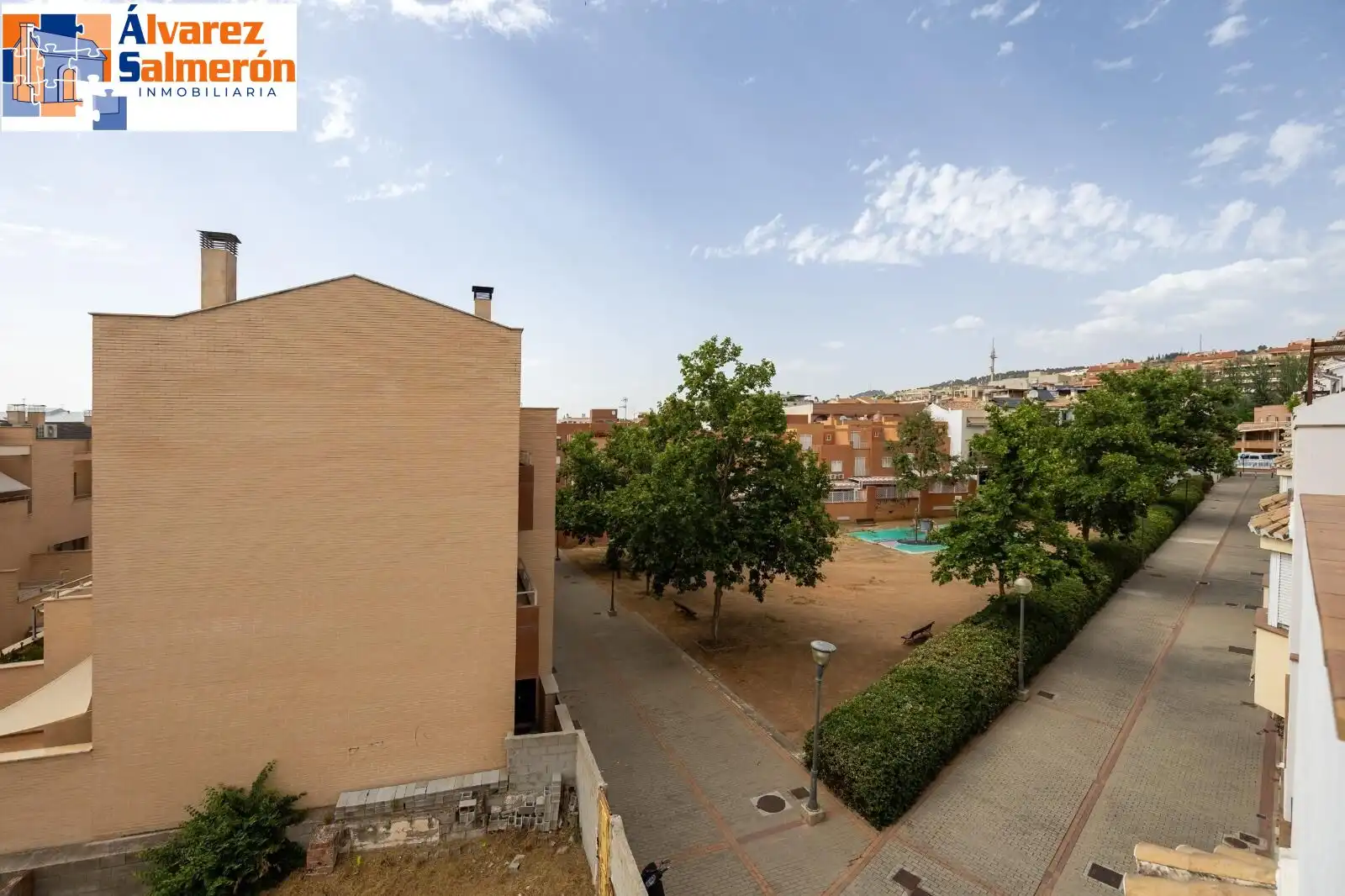 Vista exterior de Casa o xalet en venda en Granada amb Aire condicionat, Calefacció i Terrassa
