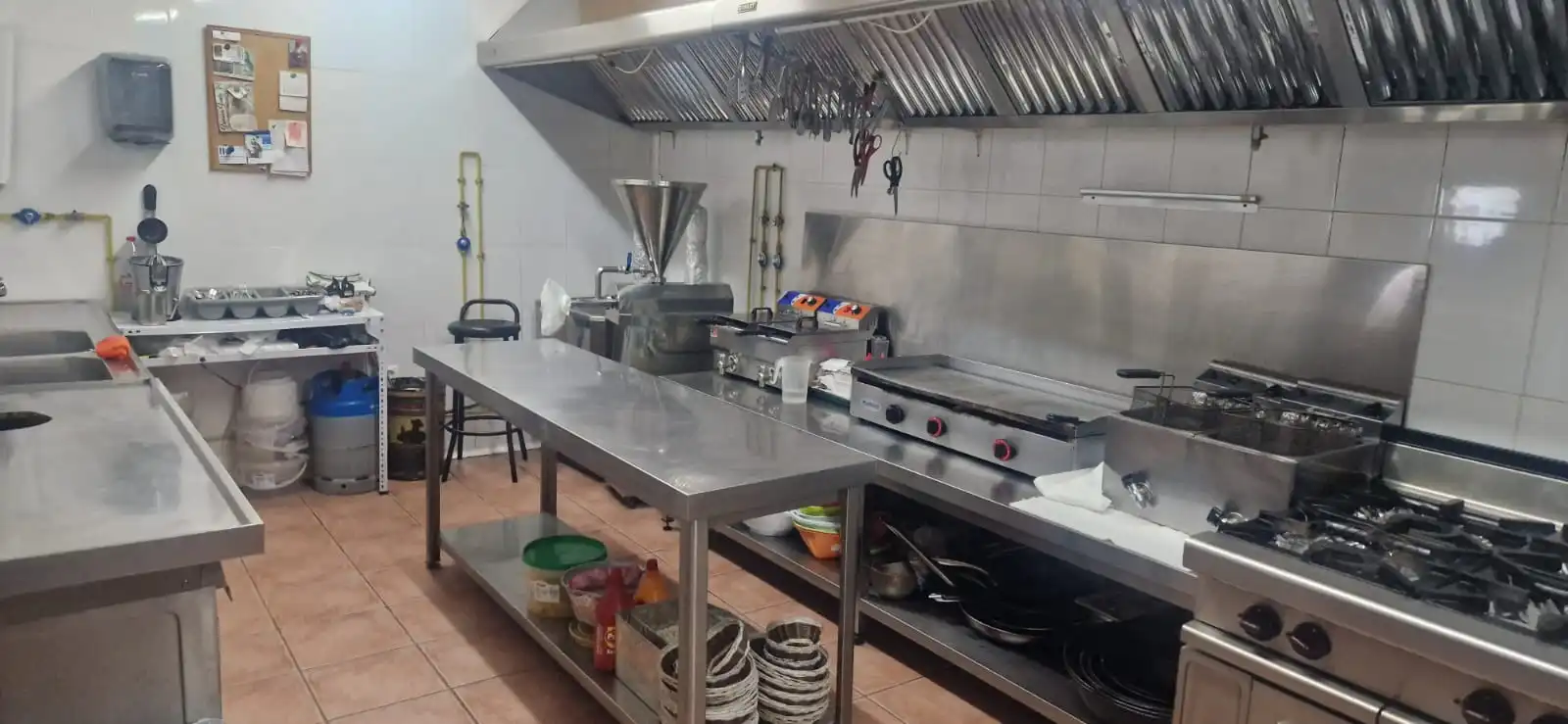 Cuina de Local en venda en Cuevas del Campo amb Aire condicionat, Terrassa i Moblat