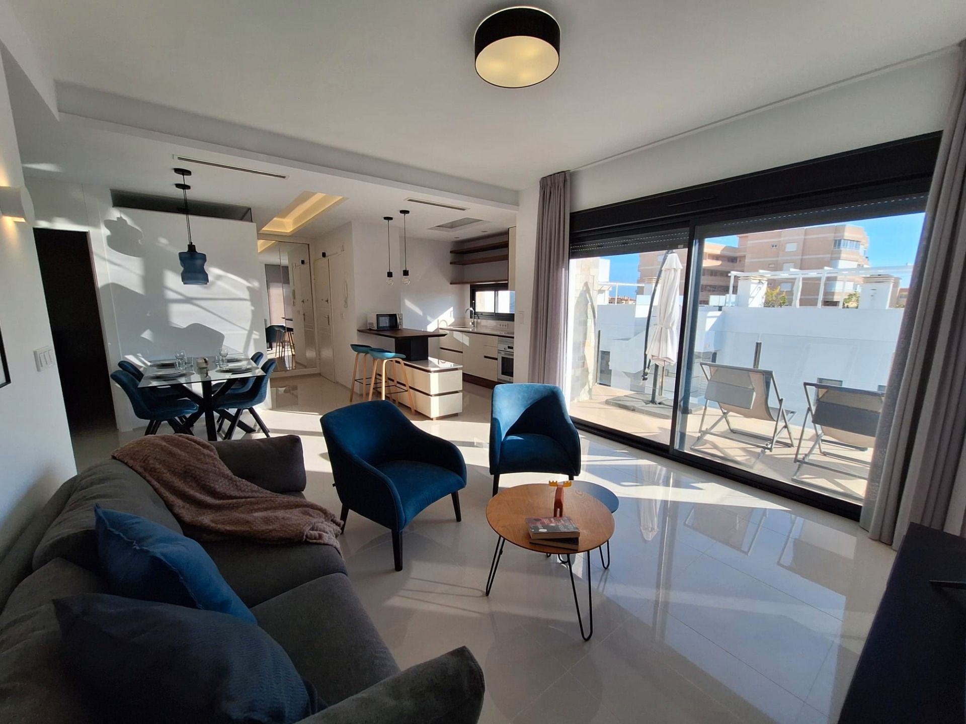 Sala d'estar de Apartament de lloguer en Elche / Elx amb Aire condicionat, Jardí privat i Terrassa