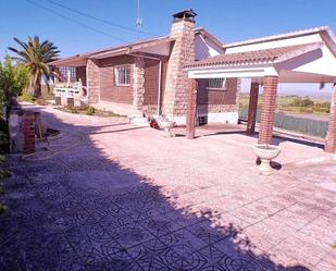 Vista exterior de Casa o xalet en venda en Serranillos del Valle amb Terrassa